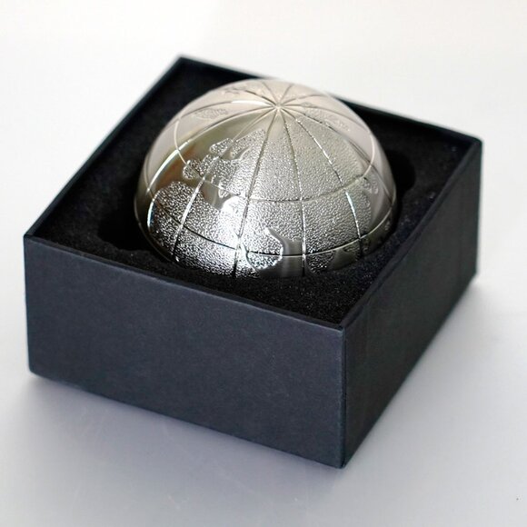 New in box Magnetic globe paperweight - Picture 4 of 5